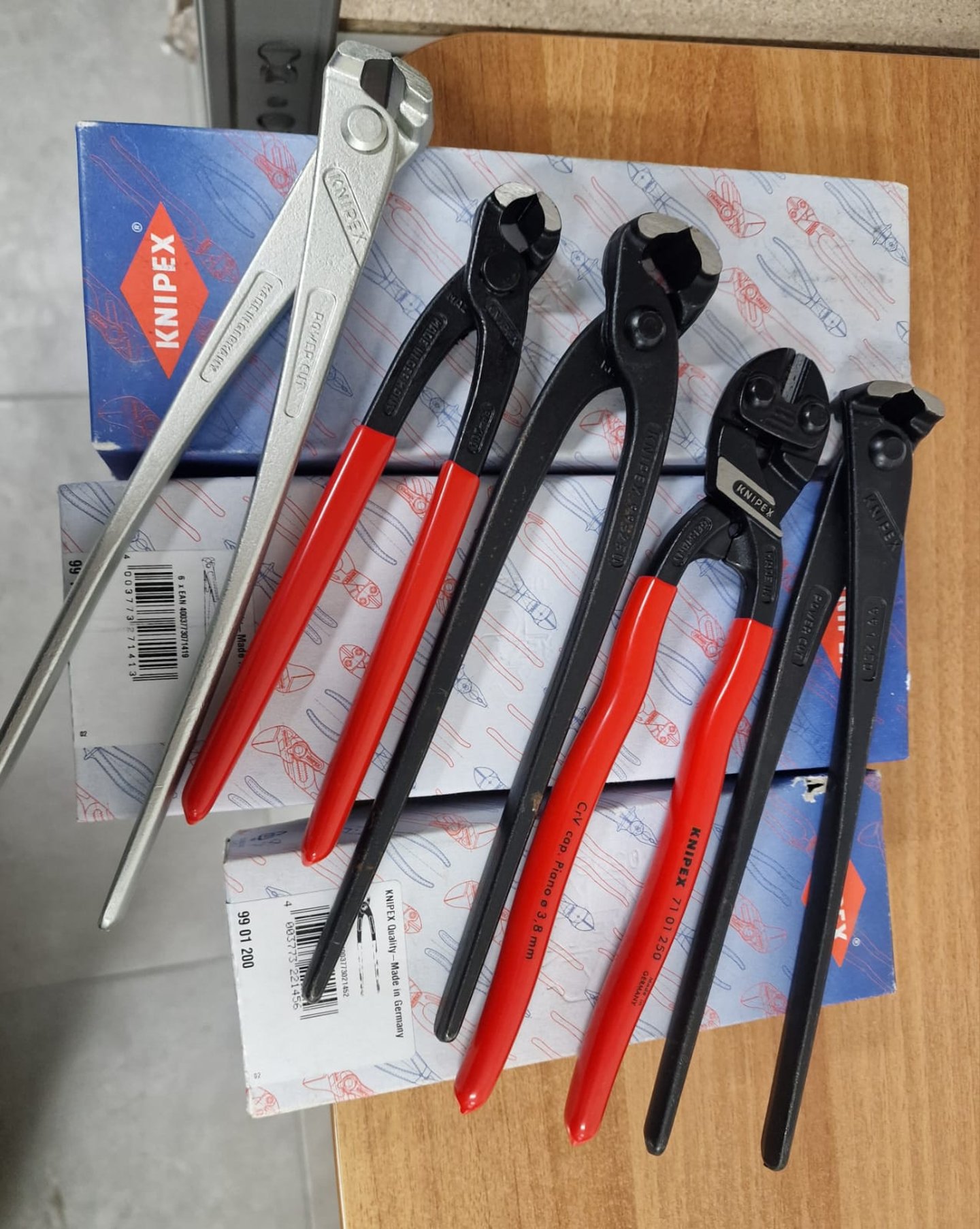 Materiali per carpenteria ed edilizia - Elettro Armature SNC